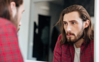 DBT, Terapia Comportamental Dialética, Marsha Linehan, Desregulação Emocional, Teoria Biossocial, Vulnerabilidade Biológica, Ambiente Invalidante, Aceitação e Mudança, Saúde Mental, Psicologia Clínica, Treino de Habilidades, Mindfulness, Regulação Emocional, Tolerância ao Mal-Estar, Efetividade Interpessoal, Perturbação da Personalidade Borderline, Autoajuda Psicológica, Inteligência Emocional, Gestão de Crises, Dialética, Terapia Cognitivo-Comportamental, Validação Emocional, Autoconhecimento, Bem-estar Mental, Prevenção do Suicídio